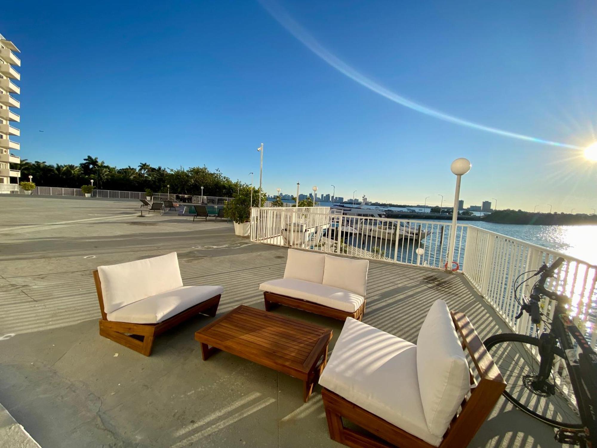 Luxurious Remodeled Direct Waterfront Apartment With Miami Skyline View And Outdoor Terrace Free Parking 5Min Drive To Miami Beach Extérieur photo